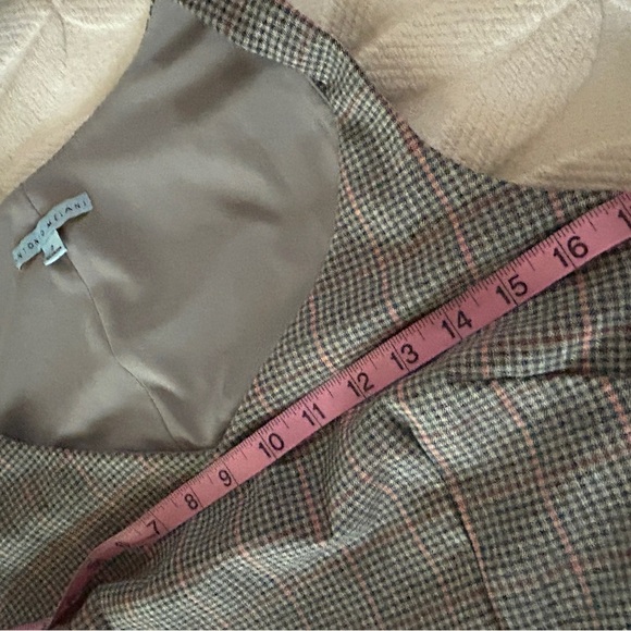 Excellent condition Antonio Melani size 2 grey windowpane plaid peplum tank. - Picture 9 of 10